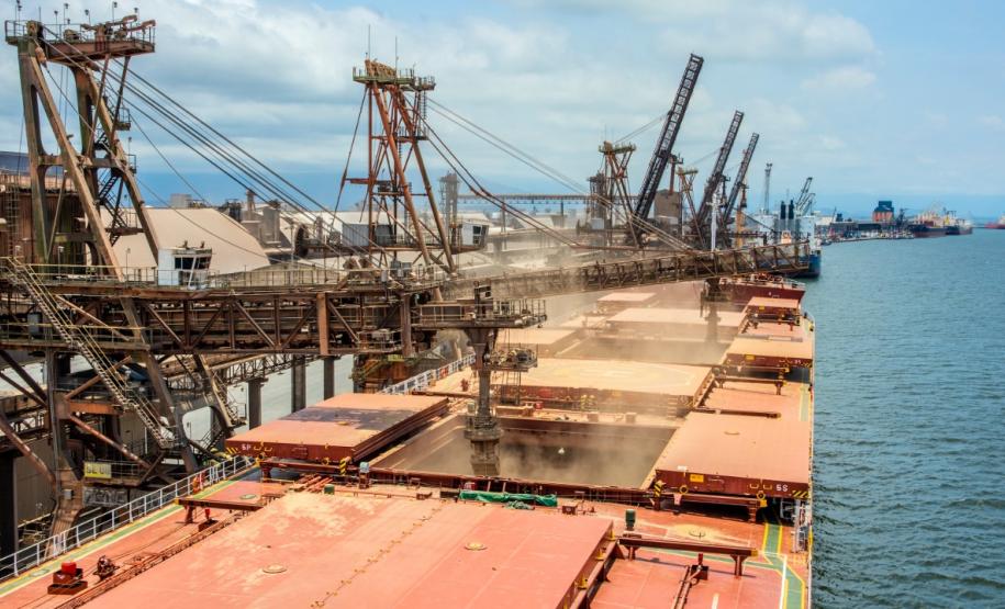 A Portos do Paraná espera atracar até o fim de abril 115 navios. Porto de Paranaguá mantém operações com cuidados de segurança.