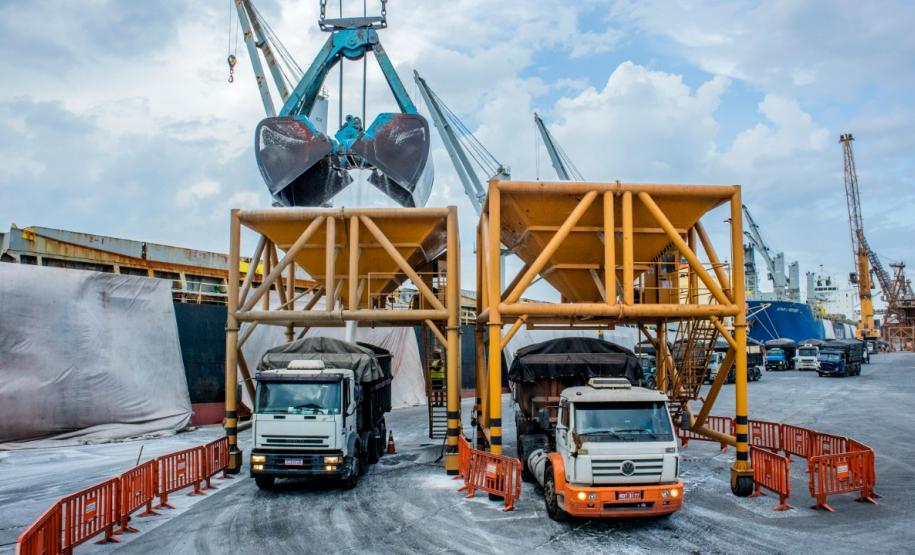 A Portos do Paraná espera atracar até o fim de abril 115 navios. Porto de Paranaguá mantém operações com cuidados de segurança.