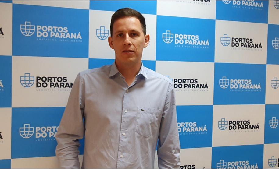 Empresa pública faz homenagem para o Dia do Trabalho. Atividade portuária movimenta extensa cadeia de negócios e empregos. Do campo ao porto, são milhares de trabalhadores envolvidos. Desde os produtores rurais, passando pela indústria, o transporte e o embarque nos navios.