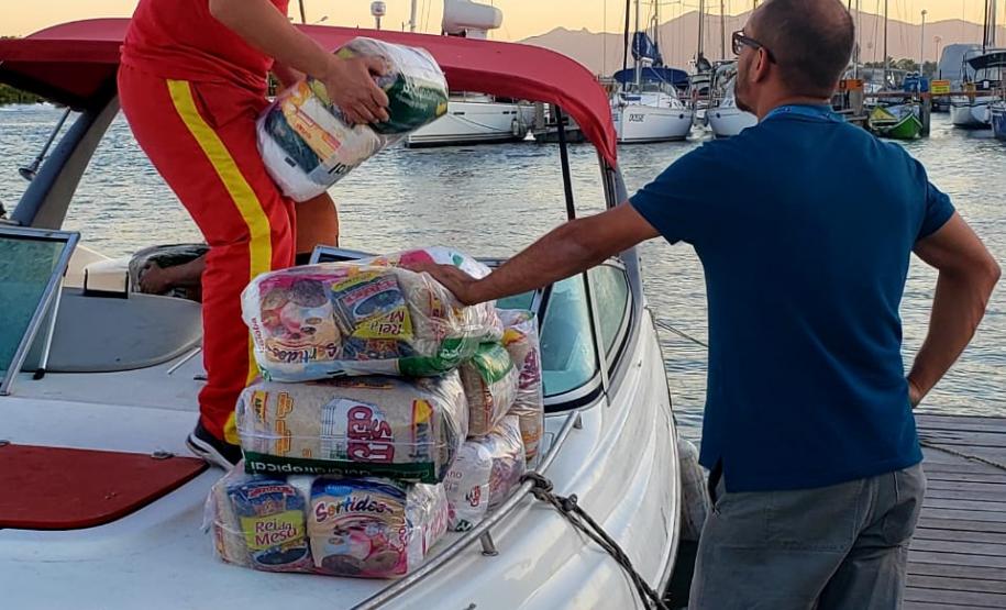 O Governo do Paraná entregou 10,5 toneladas de alimentos para pescadores, ribeirinhos e caiçaras que vivem em nove comunidades do Litoral do Estado.  O esforço atendeu 15 famílias da Ilha da Cotinga, 90 em São Miguel, 28 na Ponta do Ubá, 50 na Eufrasina, 25 na Europinha, 45 na Ilha do Teixeira, 125 na praia de Encantadas (Ilha do Mel), 50 em Piaçaguera e 100 no Amparo.