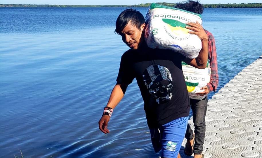 O Governo do Paraná entregou 10,5 toneladas de alimentos para pescadores, ribeirinhos e caiçaras que vivem em nove comunidades do Litoral do Estado.  O esforço atendeu 15 famílias da Ilha da Cotinga, 90 em São Miguel, 28 na Ponta do Ubá, 50 na Eufrasina, 25 na Europinha, 45 na Ilha do Teixeira, 125 na praia de Encantadas (Ilha do Mel), 50 em Piaçaguera e 100 no Amparo.