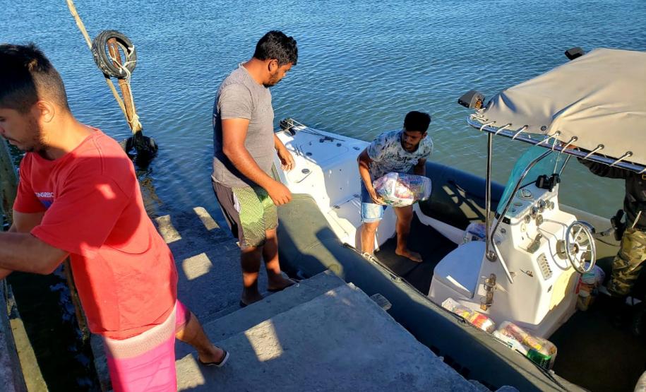 O Governo do Paraná entregou 10,5 toneladas de alimentos para pescadores, ribeirinhos e caiçaras que vivem em nove comunidades do Litoral do Estado.  O esforço atendeu 15 famílias da Ilha da Cotinga, 90 em São Miguel, 28 na Ponta do Ubá, 50 na Eufrasina, 25 na Europinha, 45 na Ilha do Teixeira, 125 na praia de Encantadas (Ilha do Mel), 50 em Piaçaguera e 100 no Amparo.
