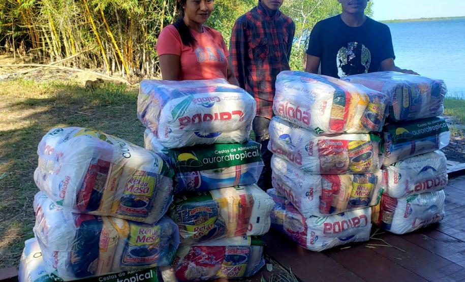 O Governo do Paraná entregou 10,5 toneladas de alimentos para pescadores, ribeirinhos e caiçaras que vivem em nove comunidades do Litoral do Estado.  O esforço atendeu 15 famílias da Ilha da Cotinga, 90 em São Miguel, 28 na Ponta do Ubá, 50 na Eufrasina, 25 na Europinha, 45 na Ilha do Teixeira, 125 na praia de Encantadas (Ilha do Mel), 50 em Piaçaguera e 100 no Amparo.