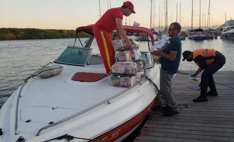 O Governo do Paraná entregou 10,5 toneladas de alimentos para pescadores, ribeirinhos e caiçaras que vivem em nove comunidades do Litoral do Estado.  O esforço atendeu 15 famílias da Ilha da Cotinga, 90 em São Miguel, 28 na Ponta do Ubá, 50 na Eufrasina, 25 na Europinha, 45 na Ilha do Teixeira, 125 na praia de Encantadas (Ilha do Mel), 50 em Piaçaguera e 100 no Amparo.