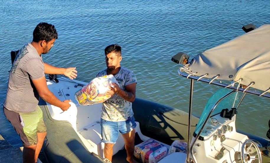 O Governo do Paraná entregou 10,5 toneladas de alimentos para pescadores, ribeirinhos e caiçaras que vivem em nove comunidades do Litoral do Estado.  O esforço atendeu 15 famílias da Ilha da Cotinga, 90 em São Miguel, 28 na Ponta do Ubá, 50 na Eufrasina, 25 na Europinha, 45 na Ilha do Teixeira, 125 na praia de Encantadas (Ilha do Mel), 50 em Piaçaguera e 100 no Amparo.