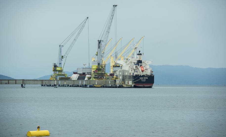 Portos paranaenses movimentaram mais produtos em menos tempo, nos primeiros quatro meses do ano. O volume carregado por hora passou de 546 para 655 toneladas por hora. O tempo que os navios levam para encostar no cais, operar e desatracar, caiu 4% – de 2,15 dias para 2 dias, em média.