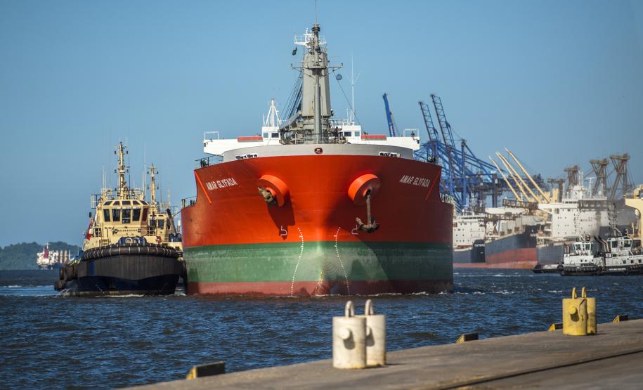 Portos paranaenses movimentaram mais produtos em menos tempo, nos primeiros quatro meses do ano. O volume carregado por hora passou de 546 para 655 toneladas por hora. O tempo que os navios levam para encostar no cais, operar e desatracar, caiu 4% – de 2,15 dias para 2 dias, em média.