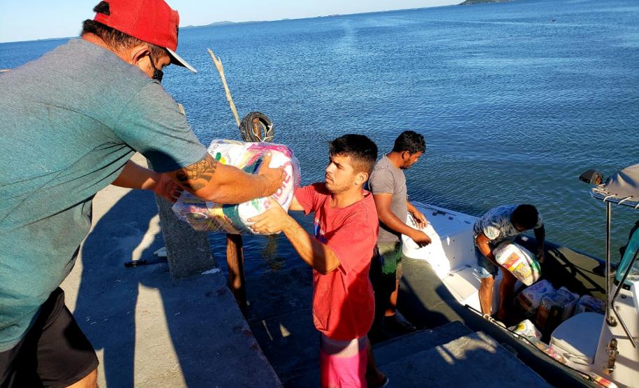 O Governo do Paraná entregou 10,5 toneladas de alimentos para pescadores, ribeirinhos e caiçaras que vivem em nove comunidades do Litoral do Estado.  O esforço atendeu 15 famílias da Ilha da Cotinga, 90 em São Miguel, 28 na Ponta do Ubá, 50 na Eufrasina, 25 na Europinha, 45 na Ilha do Teixeira, 125 na praia de Encantadas (Ilha do Mel), 50 em Piaçaguera e 100 no Amparo.