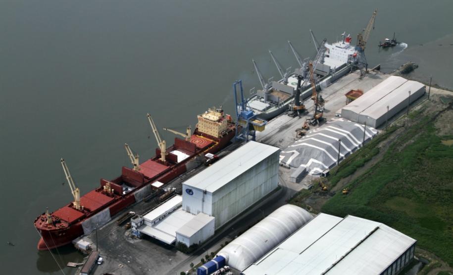 União renovou nesta semana com o Governo do Estado o Convênio de Delegação para a exploração dos portos de Paranaguá e Antonina. O documento, de 11 dezembro de 2001, venceria apenas em 2026.