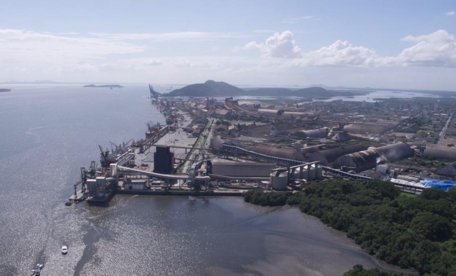 União renovou nesta semana com o Governo do Estado o Convênio de Delegação para a exploração dos portos de Paranaguá e Antonina. O documento, de 11 dezembro de 2001, venceria apenas em 2026.