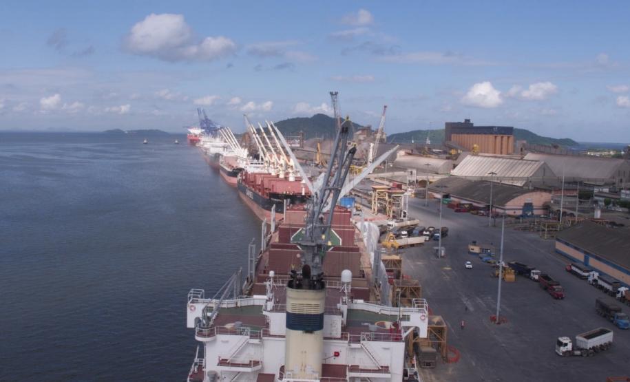 União renovou nesta semana com o Governo do Estado o Convênio de Delegação para a exploração dos portos de Paranaguá e Antonina. O documento, de 11 dezembro de 2001, venceria apenas em 2026.