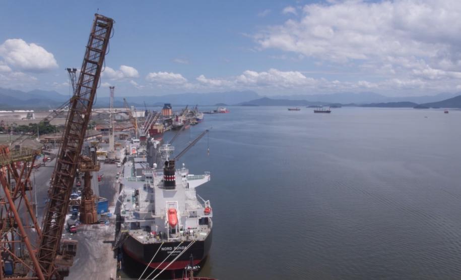 União renovou nesta semana com o Governo do Estado o Convênio de Delegação para a exploração dos portos de Paranaguá e Antonina. O documento, de 11 dezembro de 2001, venceria apenas em 2026.