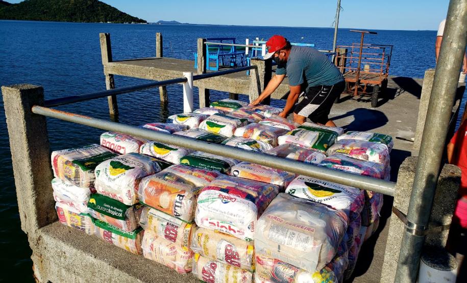 O Governo do Paraná entregou 10,5 toneladas de alimentos para pescadores, ribeirinhos e caiçaras que vivem em nove comunidades do Litoral do Estado.  O esforço atendeu 15 famílias da Ilha da Cotinga, 90 em São Miguel, 28 na Ponta do Ubá, 50 na Eufrasina, 25 na Europinha, 45 na Ilha do Teixeira, 125 na praia de Encantadas (Ilha do Mel), 50 em Piaçaguera e 100 no Amparo.