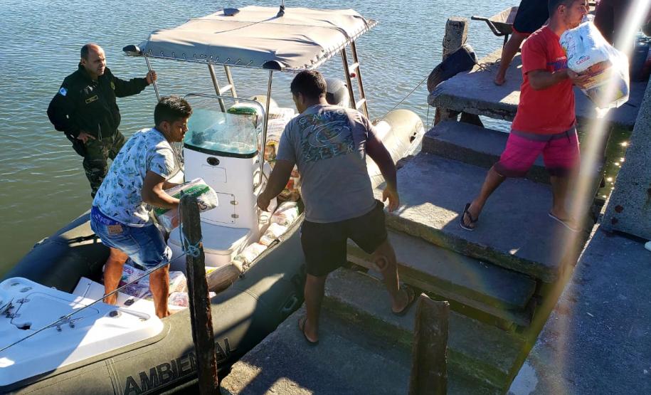 O Governo do Paraná entregou 10,5 toneladas de alimentos para pescadores, ribeirinhos e caiçaras que vivem em nove comunidades do Litoral do Estado.  O esforço atendeu 15 famílias da Ilha da Cotinga, 90 em São Miguel, 28 na Ponta do Ubá, 50 na Eufrasina, 25 na Europinha, 45 na Ilha do Teixeira, 125 na praia de Encantadas (Ilha do Mel), 50 em Piaçaguera e 100 no Amparo.