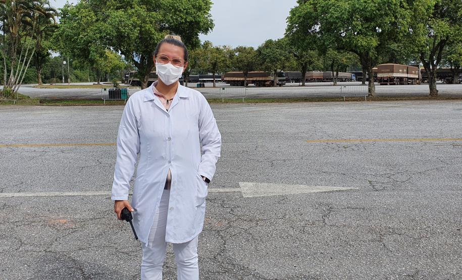 NO PÁTIO – No mesmo horário, mas no Pátio de Triagem do Porto de Paranaguá, quem atuava na mesma função, era a Aline Santana, de 25 anos, enfermeira há três. “Por amor ao próximo, por respeito, humanização escolhi essa profissão”, diz.