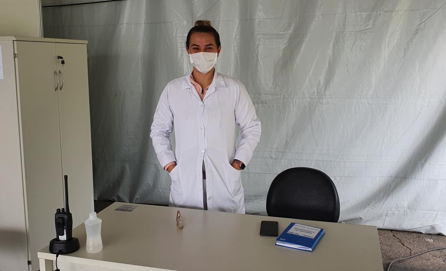 NO PÁTIO – No mesmo horário, mas no Pátio de Triagem do Porto de Paranaguá, quem atuava na mesma função, era a Aline Santana, de 25 anos, enfermeira há três. “Por amor ao próximo, por respeito, humanização escolhi essa profissão”, diz.