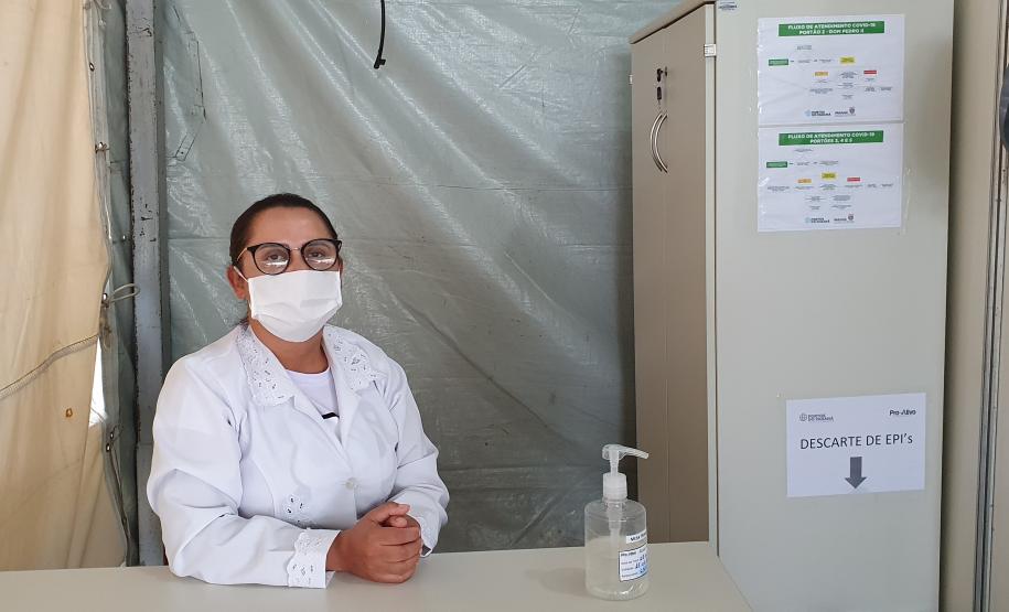 NO CAIS – A enfermeira responsável, no turno da manhã, nesta terça-feira (12), no acesso à faixa primária, era a Josiane Silveira de Andrade, de 35 anos. Ela começou, em 2011, como técnica de enfermagem e, depois de cinco anos, se formou em Enfermagem e já tem três anos de profissão. Ela, que é de Quitandinha, vem para Paranaguá a cada plantão para exercer a profissão que ama.