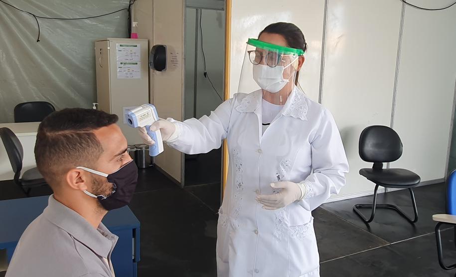 NO CAIS – A enfermeira responsável, no turno da manhã, nesta terça-feira (12), no acesso à faixa primária, era a Josiane Silveira de Andrade, de 35 anos. Ela começou, em 2011, como técnica de enfermagem e, depois de cinco anos, se formou em Enfermagem e já tem três anos de profissão. Ela, que é de Quitandinha, vem para Paranaguá a cada plantão para exercer a profissão que ama.