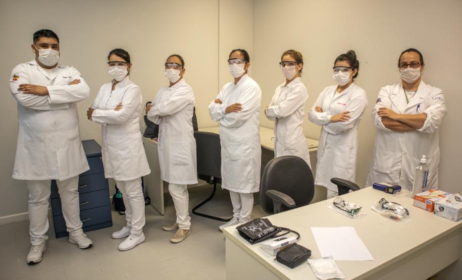 Em caráter emergencial, os enfermeiros e enfermeiras atendem nas tendas e plataformas instaladas no Pátio de Triagem dos caminhões graneleiros e nos acessos à faixa portuária. A cada turno, são 14, incluindo os técnicos e técnicas. No total, fazendo esse revezamento, são 16 enfermeiros e 56 técnicos de enfermagem.