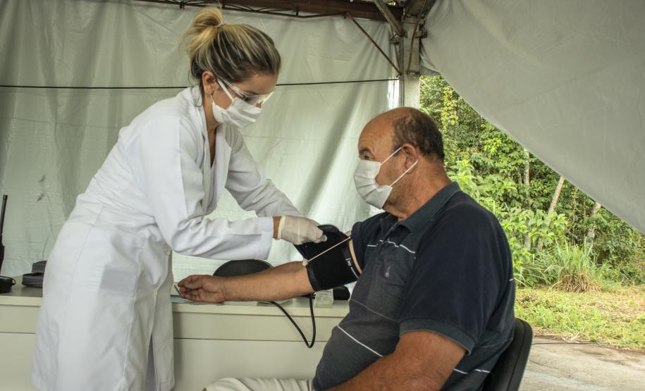 Em caráter emergencial, os enfermeiros e enfermeiras atendem nas tendas e plataformas instaladas no Pátio de Triagem dos caminhões graneleiros e nos acessos à faixa portuária. A cada turno, são 14, incluindo os técnicos e técnicas. No total, fazendo esse revezamento, são 16 enfermeiros e 56 técnicos de enfermagem.
