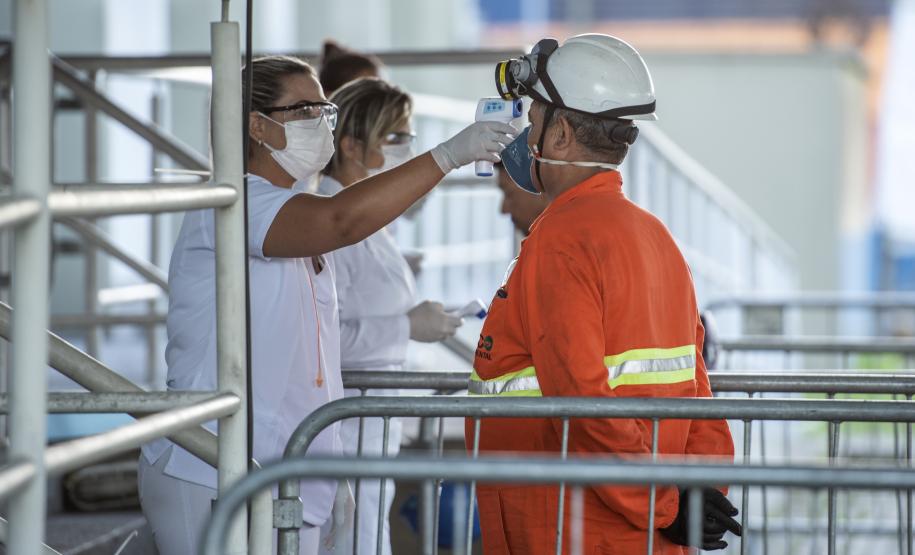 Em caráter emergencial, os enfermeiros e enfermeiras atendem nas tendas e plataformas instaladas no Pátio de Triagem dos caminhões graneleiros e nos acessos à faixa portuária. A cada turno, são 14, incluindo os técnicos e técnicas. No total, fazendo esse revezamento, são 16 enfermeiros e 56 técnicos de enfermagem.
