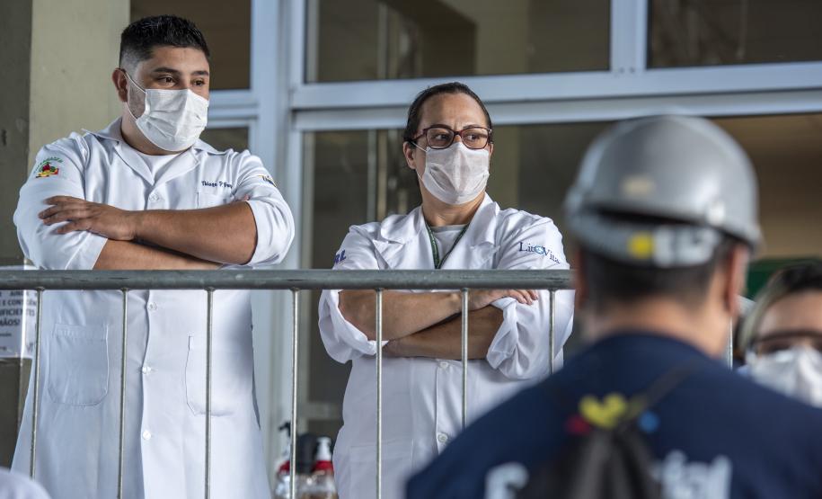 Em caráter emergencial, os enfermeiros e enfermeiras atendem nas tendas e plataformas instaladas no Pátio de Triagem dos caminhões graneleiros e nos acessos à faixa portuária. A cada turno, são 14, incluindo os técnicos e técnicas. No total, fazendo esse revezamento, são 16 enfermeiros e 56 técnicos de enfermagem.