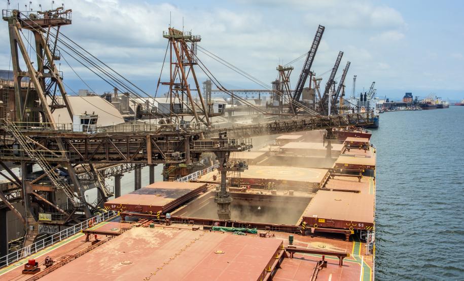 Portos paranaenses movimentaram mais produtos em menos tempo, nos primeiros quatro meses do ano. O volume carregado por hora passou de 546 para 655 toneladas por hora. O tempo que os navios levam para encostar no cais, operar e desatracar, caiu 4% – de 2,15 dias para 2 dias, em média.