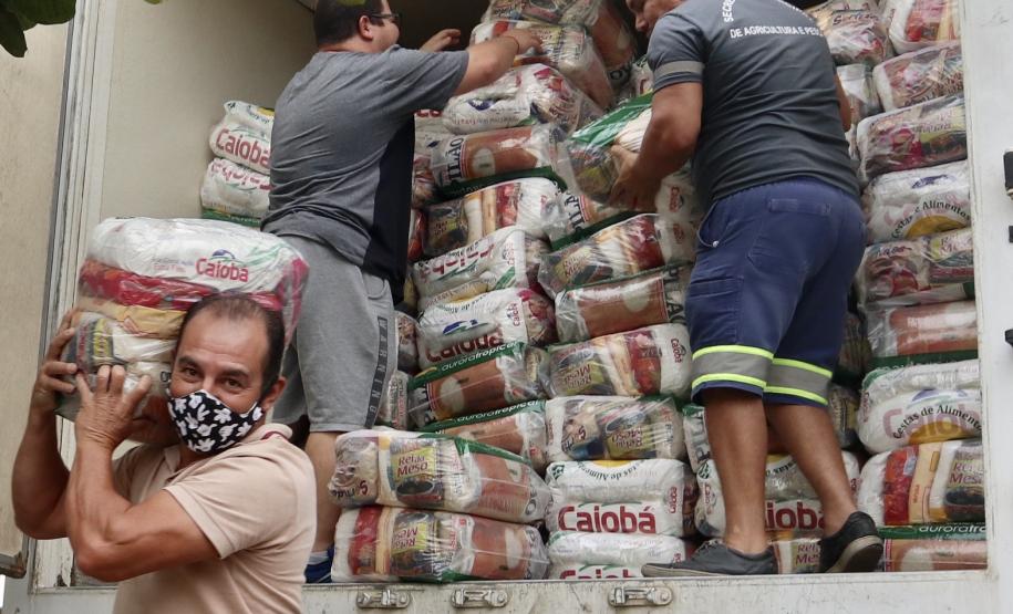 O Governo do Paraná entregou 10,5 toneladas de alimentos para pescadores, ribeirinhos e caiçaras que vivem em nove comunidades do Litoral do Estado.  O esforço atendeu 15 famílias da Ilha da Cotinga, 90 em São Miguel, 28 na Ponta do Ubá, 50 na Eufrasina, 25 na Europinha, 45 na Ilha do Teixeira, 125 na praia de Encantadas (Ilha do Mel), 50 em Piaçaguera e 100 no Amparo.