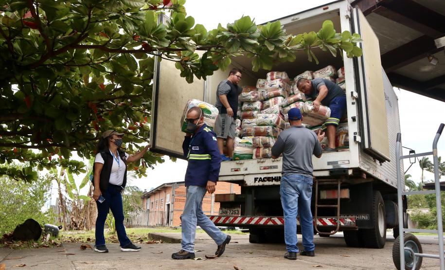 O Governo do Paraná entregou 10,5 toneladas de alimentos para pescadores, ribeirinhos e caiçaras que vivem em nove comunidades do Litoral do Estado.  O esforço atendeu 15 famílias da Ilha da Cotinga, 90 em São Miguel, 28 na Ponta do Ubá, 50 na Eufrasina, 25 na Europinha, 45 na Ilha do Teixeira, 125 na praia de Encantadas (Ilha do Mel), 50 em Piaçaguera e 100 no Amparo.