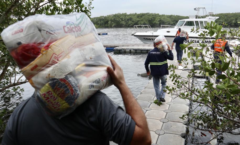 O Governo do Paraná entregou 10,5 toneladas de alimentos para pescadores, ribeirinhos e caiçaras que vivem em nove comunidades do Litoral do Estado.  O esforço atendeu 15 famílias da Ilha da Cotinga, 90 em São Miguel, 28 na Ponta do Ubá, 50 na Eufrasina, 25 na Europinha, 45 na Ilha do Teixeira, 125 na praia de Encantadas (Ilha do Mel), 50 em Piaçaguera e 100 no Amparo.