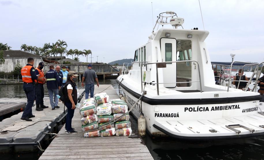O Governo do Paraná entregou 10,5 toneladas de alimentos para pescadores, ribeirinhos e caiçaras que vivem em nove comunidades do Litoral do Estado.  O esforço atendeu 15 famílias da Ilha da Cotinga, 90 em São Miguel, 28 na Ponta do Ubá, 50 na Eufrasina, 25 na Europinha, 45 na Ilha do Teixeira, 125 na praia de Encantadas (Ilha do Mel), 50 em Piaçaguera e 100 no Amparo.