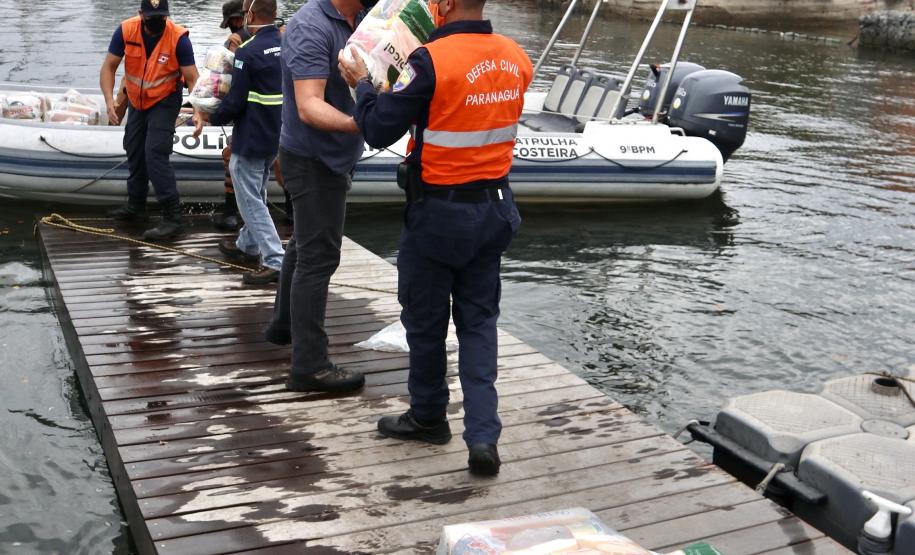 O Governo do Paraná entregou 10,5 toneladas de alimentos para pescadores, ribeirinhos e caiçaras que vivem em nove comunidades do Litoral do Estado.  O esforço atendeu 15 famílias da Ilha da Cotinga, 90 em São Miguel, 28 na Ponta do Ubá, 50 na Eufrasina, 25 na Europinha, 45 na Ilha do Teixeira, 125 na praia de Encantadas (Ilha do Mel), 50 em Piaçaguera e 100 no Amparo.