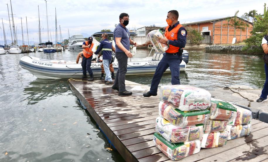 O Governo do Paraná entregou 10,5 toneladas de alimentos para pescadores, ribeirinhos e caiçaras que vivem em nove comunidades do Litoral do Estado.  O esforço atendeu 15 famílias da Ilha da Cotinga, 90 em São Miguel, 28 na Ponta do Ubá, 50 na Eufrasina, 25 na Europinha, 45 na Ilha do Teixeira, 125 na praia de Encantadas (Ilha do Mel), 50 em Piaçaguera e 100 no Amparo.