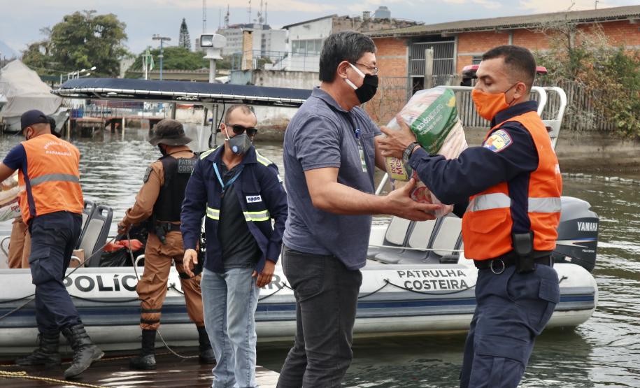 O Governo do Paraná entregou 10,5 toneladas de alimentos para pescadores, ribeirinhos e caiçaras que vivem em nove comunidades do Litoral do Estado.  O esforço atendeu 15 famílias da Ilha da Cotinga, 90 em São Miguel, 28 na Ponta do Ubá, 50 na Eufrasina, 25 na Europinha, 45 na Ilha do Teixeira, 125 na praia de Encantadas (Ilha do Mel), 50 em Piaçaguera e 100 no Amparo.