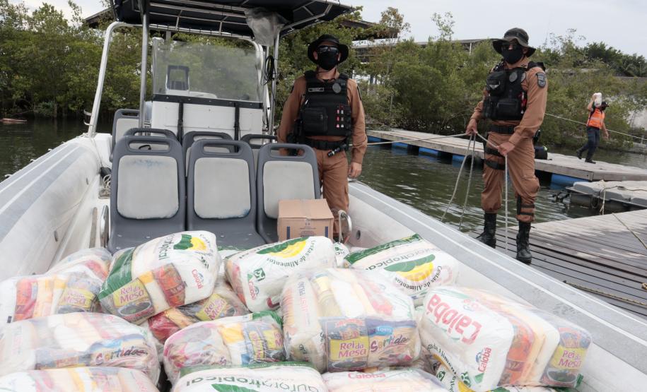 O Governo do Paraná entregou 10,5 toneladas de alimentos para pescadores, ribeirinhos e caiçaras que vivem em nove comunidades do Litoral do Estado.  O esforço atendeu 15 famílias da Ilha da Cotinga, 90 em São Miguel, 28 na Ponta do Ubá, 50 na Eufrasina, 25 na Europinha, 45 na Ilha do Teixeira, 125 na praia de Encantadas (Ilha do Mel), 50 em Piaçaguera e 100 no Amparo.