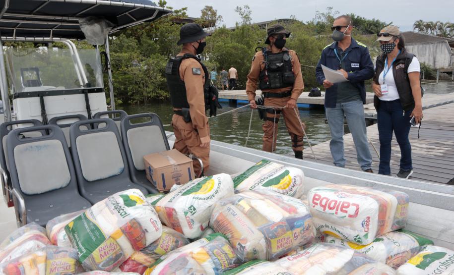 O Governo do Paraná entregou 10,5 toneladas de alimentos para pescadores, ribeirinhos e caiçaras que vivem em nove comunidades do Litoral do Estado.  O esforço atendeu 15 famílias da Ilha da Cotinga, 90 em São Miguel, 28 na Ponta do Ubá, 50 na Eufrasina, 25 na Europinha, 45 na Ilha do Teixeira, 125 na praia de Encantadas (Ilha do Mel), 50 em Piaçaguera e 100 no Amparo.