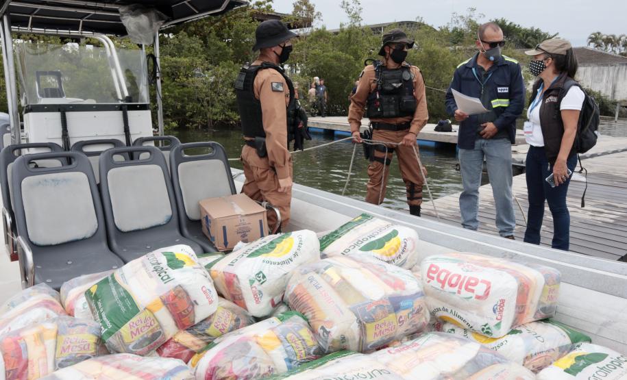 O Governo do Paraná entregou 10,5 toneladas de alimentos para pescadores, ribeirinhos e caiçaras que vivem em nove comunidades do Litoral do Estado.  O esforço atendeu 15 famílias da Ilha da Cotinga, 90 em São Miguel, 28 na Ponta do Ubá, 50 na Eufrasina, 25 na Europinha, 45 na Ilha do Teixeira, 125 na praia de Encantadas (Ilha do Mel), 50 em Piaçaguera e 100 no Amparo.