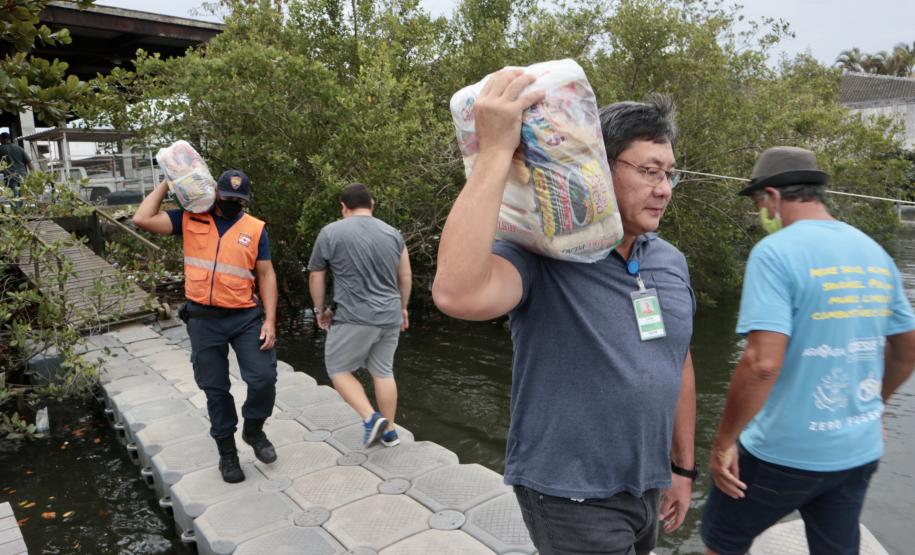 O Governo do Paraná entregou 10,5 toneladas de alimentos para pescadores, ribeirinhos e caiçaras que vivem em nove comunidades do Litoral do Estado.  O esforço atendeu 15 famílias da Ilha da Cotinga, 90 em São Miguel, 28 na Ponta do Ubá, 50 na Eufrasina, 25 na Europinha, 45 na Ilha do Teixeira, 125 na praia de Encantadas (Ilha do Mel), 50 em Piaçaguera e 100 no Amparo.