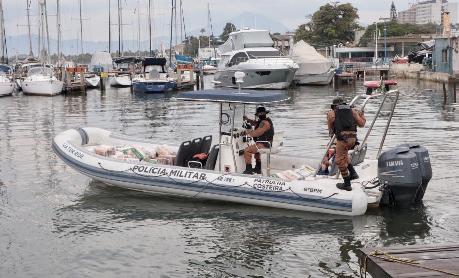 O Governo do Paraná entregou 10,5 toneladas de alimentos para pescadores, ribeirinhos e caiçaras que vivem em nove comunidades do Litoral do Estado.  O esforço atendeu 15 famílias da Ilha da Cotinga, 90 em São Miguel, 28 na Ponta do Ubá, 50 na Eufrasina, 25 na Europinha, 45 na Ilha do Teixeira, 125 na praia de Encantadas (Ilha do Mel), 50 em Piaçaguera e 100 no Amparo.