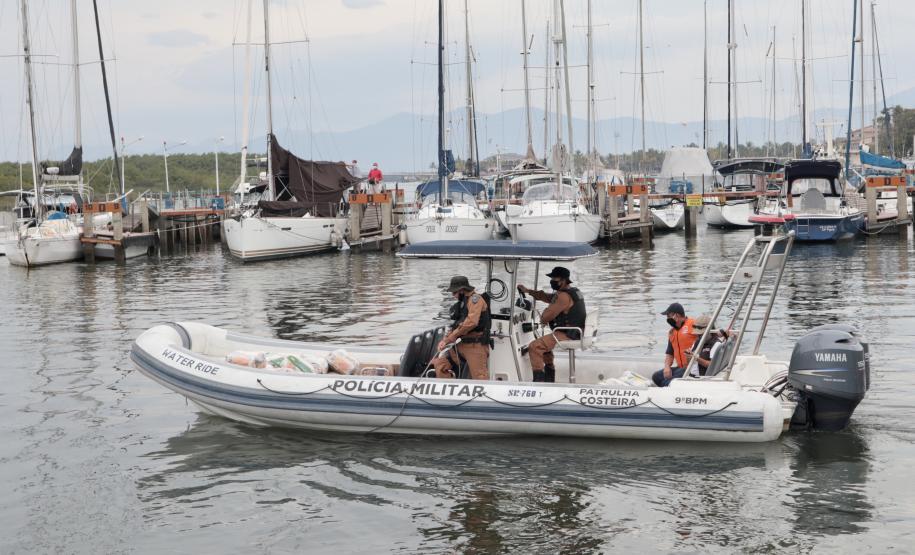 O Governo do Paraná entregou 10,5 toneladas de alimentos para pescadores, ribeirinhos e caiçaras que vivem em nove comunidades do Litoral do Estado.  O esforço atendeu 15 famílias da Ilha da Cotinga, 90 em São Miguel, 28 na Ponta do Ubá, 50 na Eufrasina, 25 na Europinha, 45 na Ilha do Teixeira, 125 na praia de Encantadas (Ilha do Mel), 50 em Piaçaguera e 100 no Amparo.