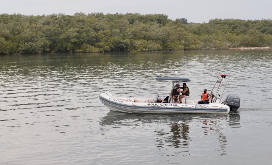 O Governo do Paraná entregou 10,5 toneladas de alimentos para pescadores, ribeirinhos e caiçaras que vivem em nove comunidades do Litoral do Estado.  O esforço atendeu 15 famílias da Ilha da Cotinga, 90 em São Miguel, 28 na Ponta do Ubá, 50 na Eufrasina, 25 na Europinha, 45 na Ilha do Teixeira, 125 na praia de Encantadas (Ilha do Mel), 50 em Piaçaguera e 100 no Amparo.