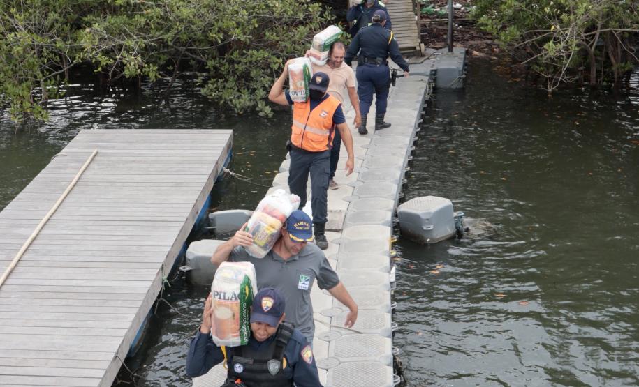 O Governo do Paraná entregou 10,5 toneladas de alimentos para pescadores, ribeirinhos e caiçaras que vivem em nove comunidades do Litoral do Estado.  O esforço atendeu 15 famílias da Ilha da Cotinga, 90 em São Miguel, 28 na Ponta do Ubá, 50 na Eufrasina, 25 na Europinha, 45 na Ilha do Teixeira, 125 na praia de Encantadas (Ilha do Mel), 50 em Piaçaguera e 100 no Amparo.