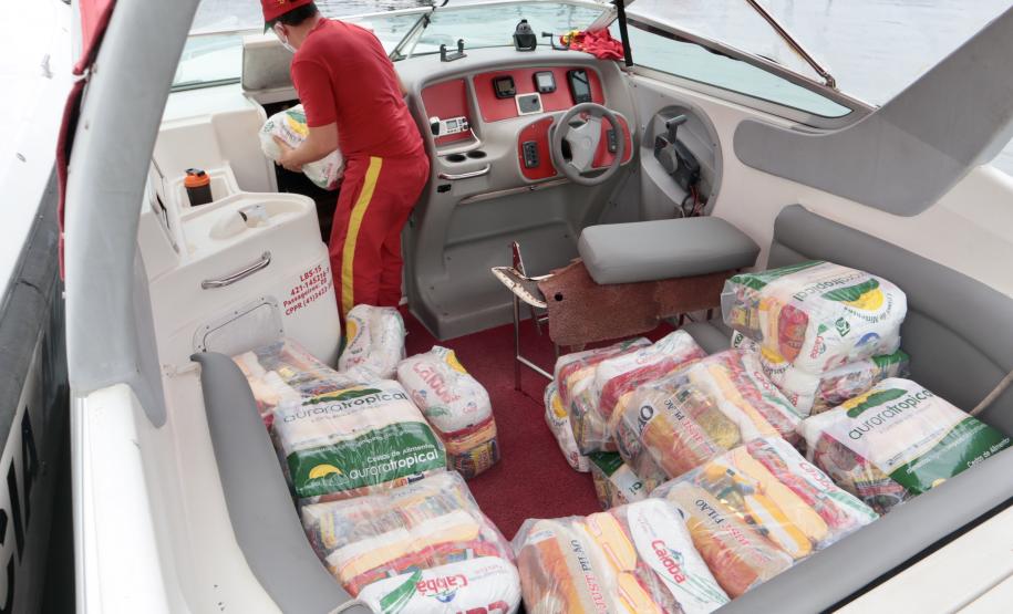 O Governo do Paraná entregou 10,5 toneladas de alimentos para pescadores, ribeirinhos e caiçaras que vivem em nove comunidades do Litoral do Estado.  O esforço atendeu 15 famílias da Ilha da Cotinga, 90 em São Miguel, 28 na Ponta do Ubá, 50 na Eufrasina, 25 na Europinha, 45 na Ilha do Teixeira, 125 na praia de Encantadas (Ilha do Mel), 50 em Piaçaguera e 100 no Amparo.