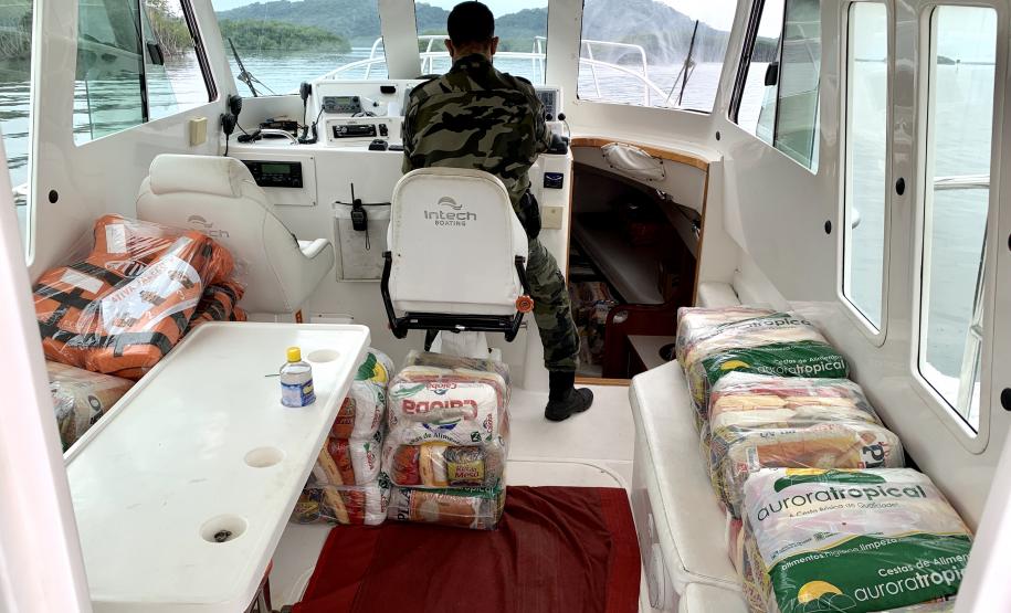 O Governo do Paraná entregou 10,5 toneladas de alimentos para pescadores, ribeirinhos e caiçaras que vivem em nove comunidades do Litoral do Estado.  O esforço atendeu 15 famílias da Ilha da Cotinga, 90 em São Miguel, 28 na Ponta do Ubá, 50 na Eufrasina, 25 na Europinha, 45 na Ilha do Teixeira, 125 na praia de Encantadas (Ilha do Mel), 50 em Piaçaguera e 100 no Amparo.