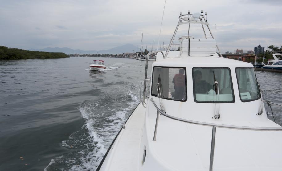 O Governo do Paraná entregou 10,5 toneladas de alimentos para pescadores, ribeirinhos e caiçaras que vivem em nove comunidades do Litoral do Estado.  O esforço atendeu 15 famílias da Ilha da Cotinga, 90 em São Miguel, 28 na Ponta do Ubá, 50 na Eufrasina, 25 na Europinha, 45 na Ilha do Teixeira, 125 na praia de Encantadas (Ilha do Mel), 50 em Piaçaguera e 100 no Amparo.