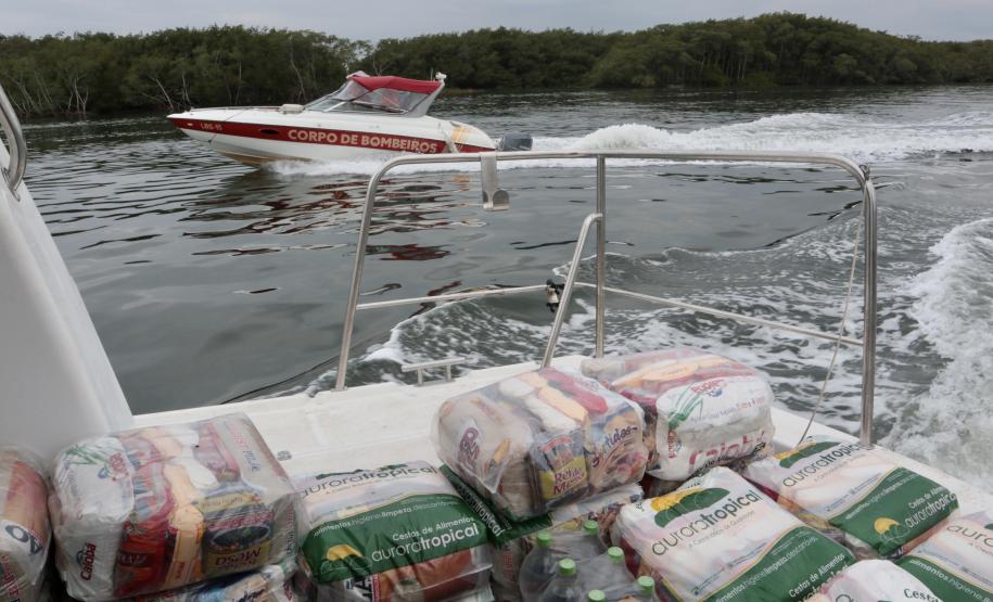 O Governo do Paraná entregou 10,5 toneladas de alimentos para pescadores, ribeirinhos e caiçaras que vivem em nove comunidades do Litoral do Estado.  O esforço atendeu 15 famílias da Ilha da Cotinga, 90 em São Miguel, 28 na Ponta do Ubá, 50 na Eufrasina, 25 na Europinha, 45 na Ilha do Teixeira, 125 na praia de Encantadas (Ilha do Mel), 50 em Piaçaguera e 100 no Amparo.