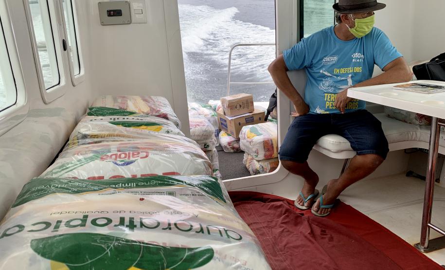 O Governo do Paraná entregou 10,5 toneladas de alimentos para pescadores, ribeirinhos e caiçaras que vivem em nove comunidades do Litoral do Estado.  O esforço atendeu 15 famílias da Ilha da Cotinga, 90 em São Miguel, 28 na Ponta do Ubá, 50 na Eufrasina, 25 na Europinha, 45 na Ilha do Teixeira, 125 na praia de Encantadas (Ilha do Mel), 50 em Piaçaguera e 100 no Amparo.