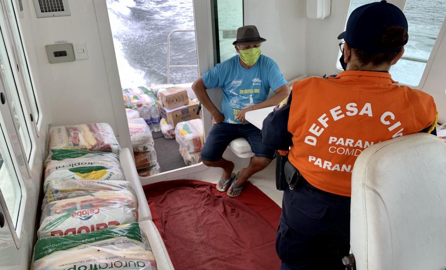 O Governo do Paraná entregou 10,5 toneladas de alimentos para pescadores, ribeirinhos e caiçaras que vivem em nove comunidades do Litoral do Estado.  O esforço atendeu 15 famílias da Ilha da Cotinga, 90 em São Miguel, 28 na Ponta do Ubá, 50 na Eufrasina, 25 na Europinha, 45 na Ilha do Teixeira, 125 na praia de Encantadas (Ilha do Mel), 50 em Piaçaguera e 100 no Amparo.