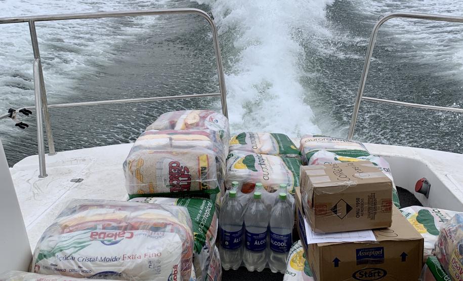 O Governo do Paraná entregou 10,5 toneladas de alimentos para pescadores, ribeirinhos e caiçaras que vivem em nove comunidades do Litoral do Estado.  O esforço atendeu 15 famílias da Ilha da Cotinga, 90 em São Miguel, 28 na Ponta do Ubá, 50 na Eufrasina, 25 na Europinha, 45 na Ilha do Teixeira, 125 na praia de Encantadas (Ilha do Mel), 50 em Piaçaguera e 100 no Amparo.