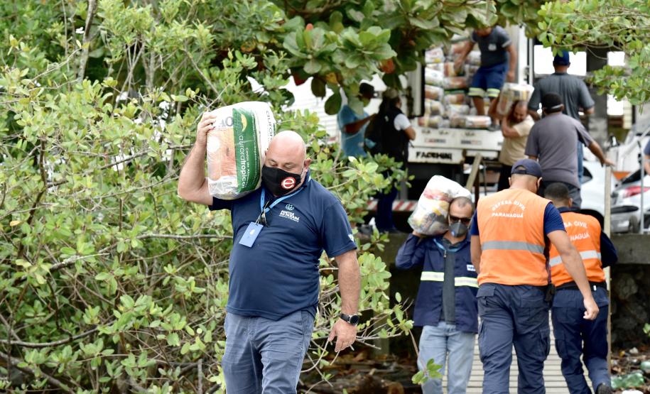 O Governo do Paraná entregou 10,5 toneladas de alimentos para pescadores, ribeirinhos e caiçaras que vivem em nove comunidades do Litoral do Estado.  O esforço atendeu 15 famílias da Ilha da Cotinga, 90 em São Miguel, 28 na Ponta do Ubá, 50 na Eufrasina, 25 na Europinha, 45 na Ilha do Teixeira, 125 na praia de Encantadas (Ilha do Mel), 50 em Piaçaguera e 100 no Amparo.